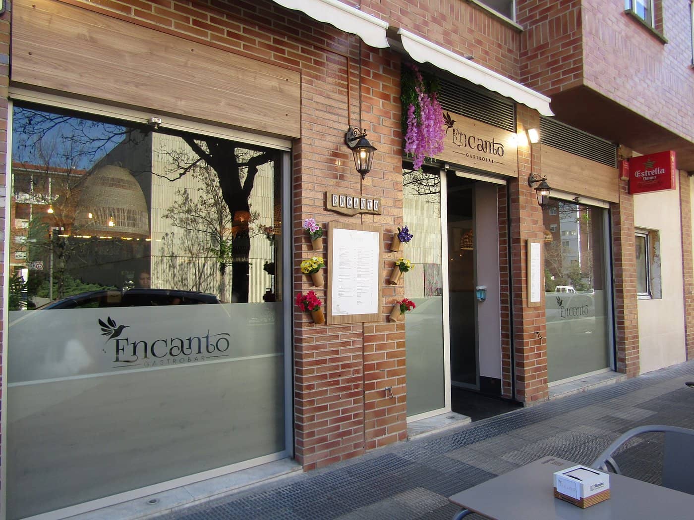Fachada de Encanto Gastrobar en Avda. San Jorge, Pamplona