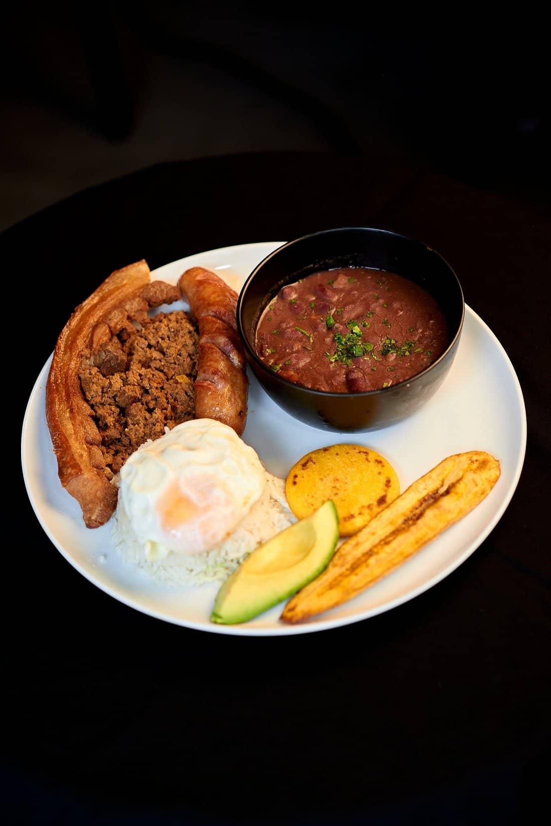 Esencia antioqueña — Bandeja paisa de Encanto Gastrobar