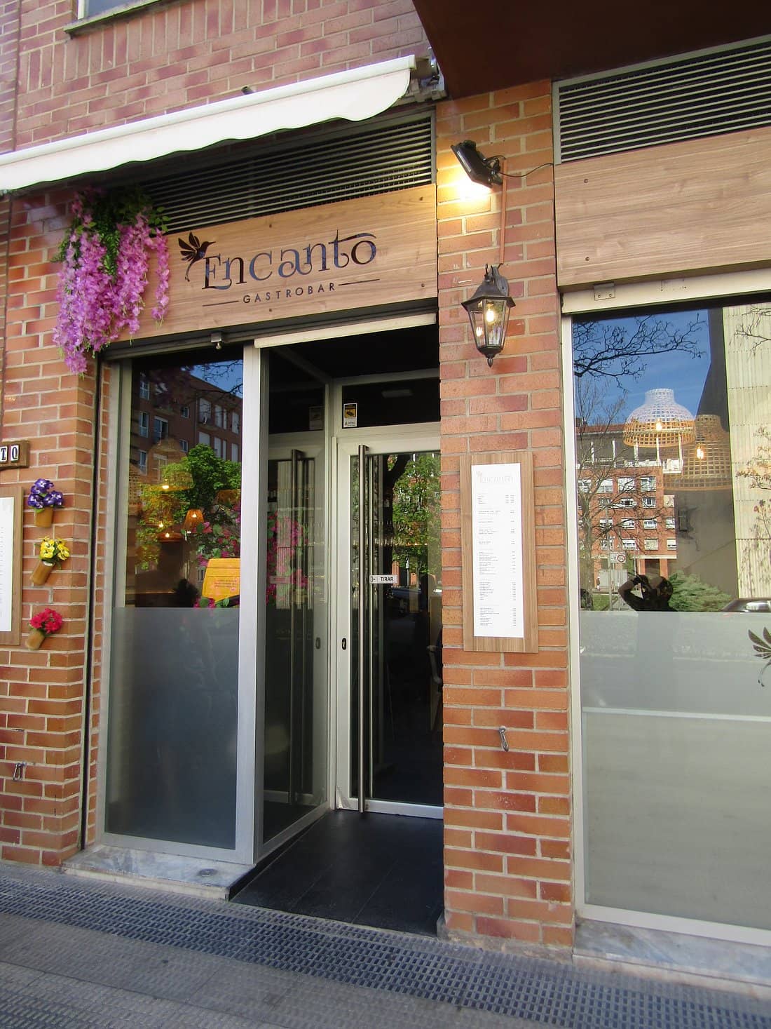 Entrada al local — Encanto Gastrobar
