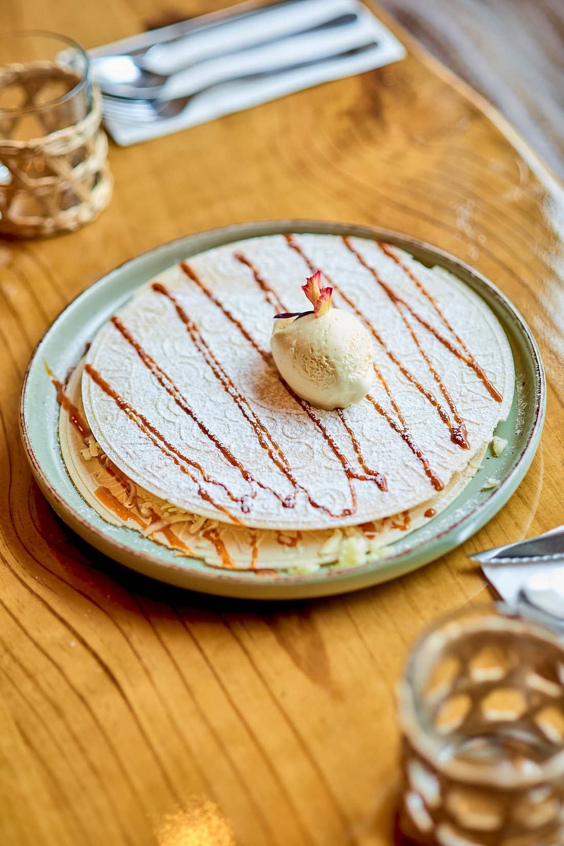 Oblea con helado de vainilla y dulce de leche — Encanto Gastrobar